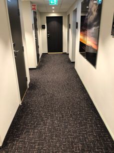 Grått teppegulv i korridor