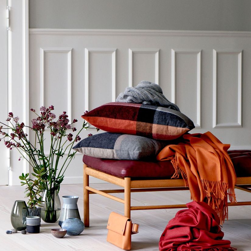 Daybed med puter i lyst rom