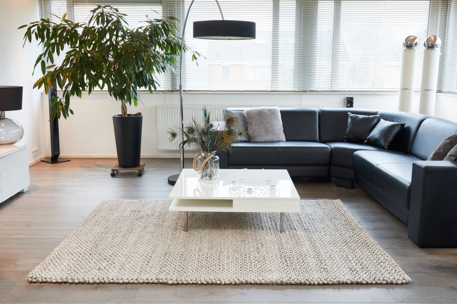 Lyst gulvteppe og mørk sofa