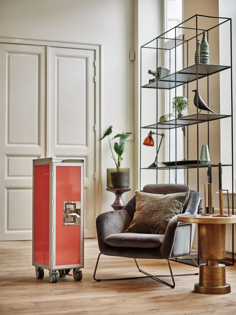 Stue med trillebord og stol