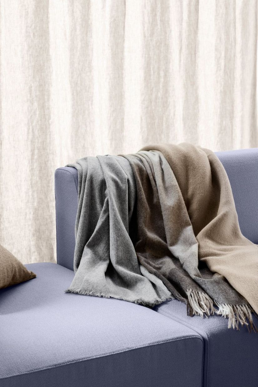 Pledd på blå sofa