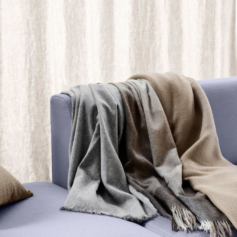 Pledd på blå sofa