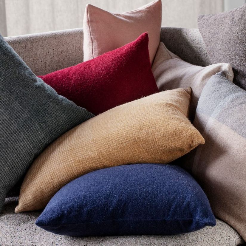 Haug med puter i sofa