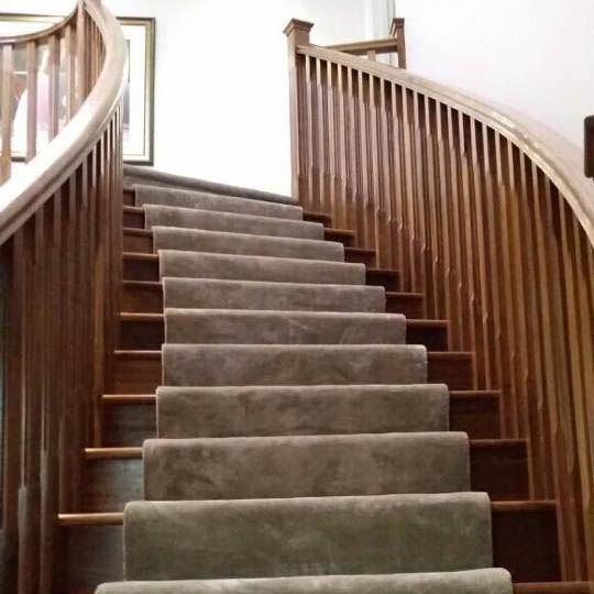 Brun trapp med grått teppe