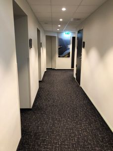 Teppelagt korridor hos Harbour Hotell