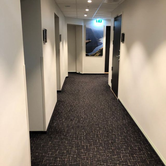 Teppelagt korridor hos Harbour Hotell