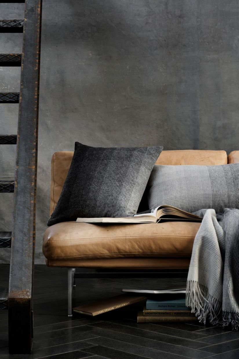 Puter på brun sofa