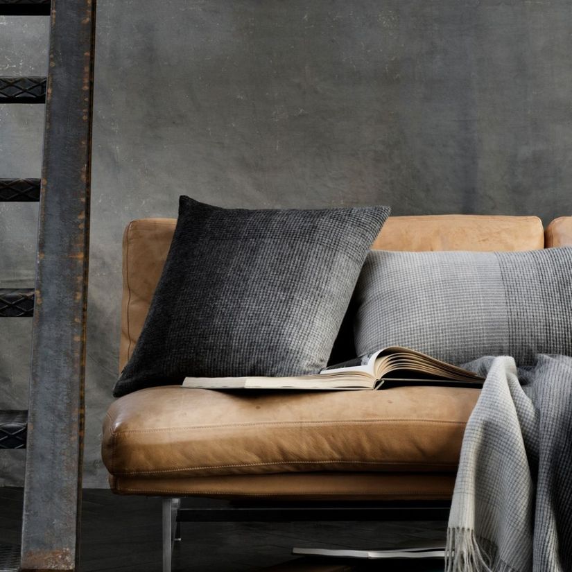 Puter på brun sofa