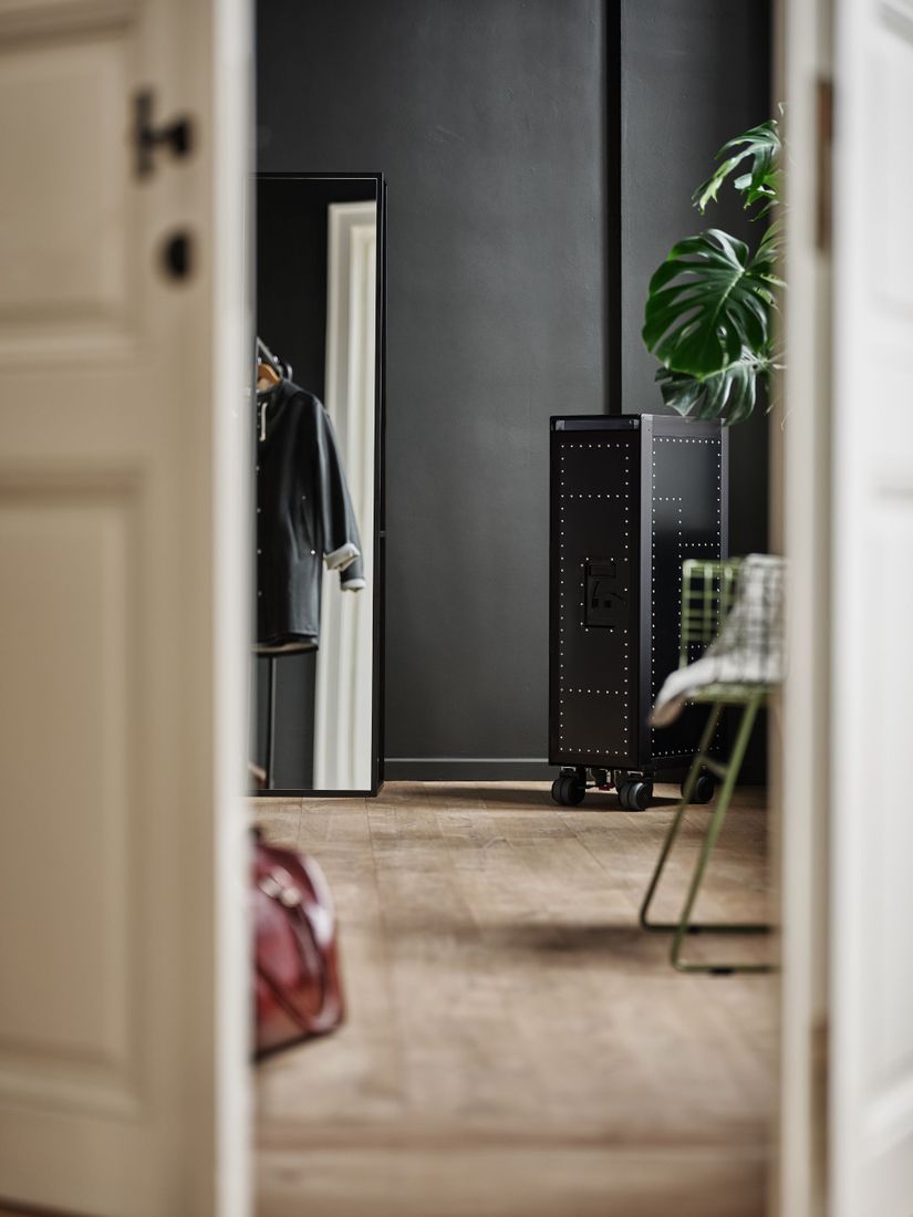 Moderne innredet rom med sort bordbar