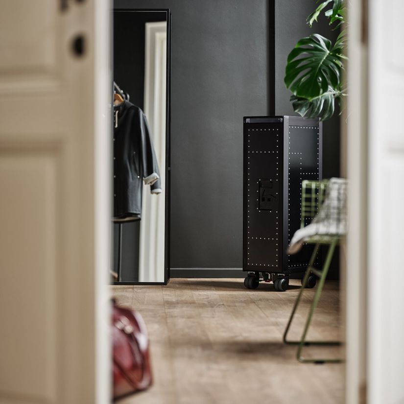 Moderne innredet rom med sort bordbar