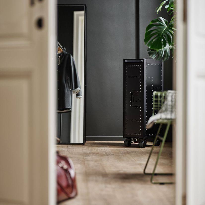 Moderne innredet rom med sort bordbar
