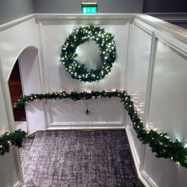 Grått teppe i trapp